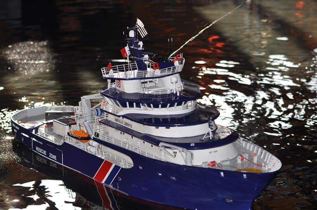 RC Boot mit Wasserkanone